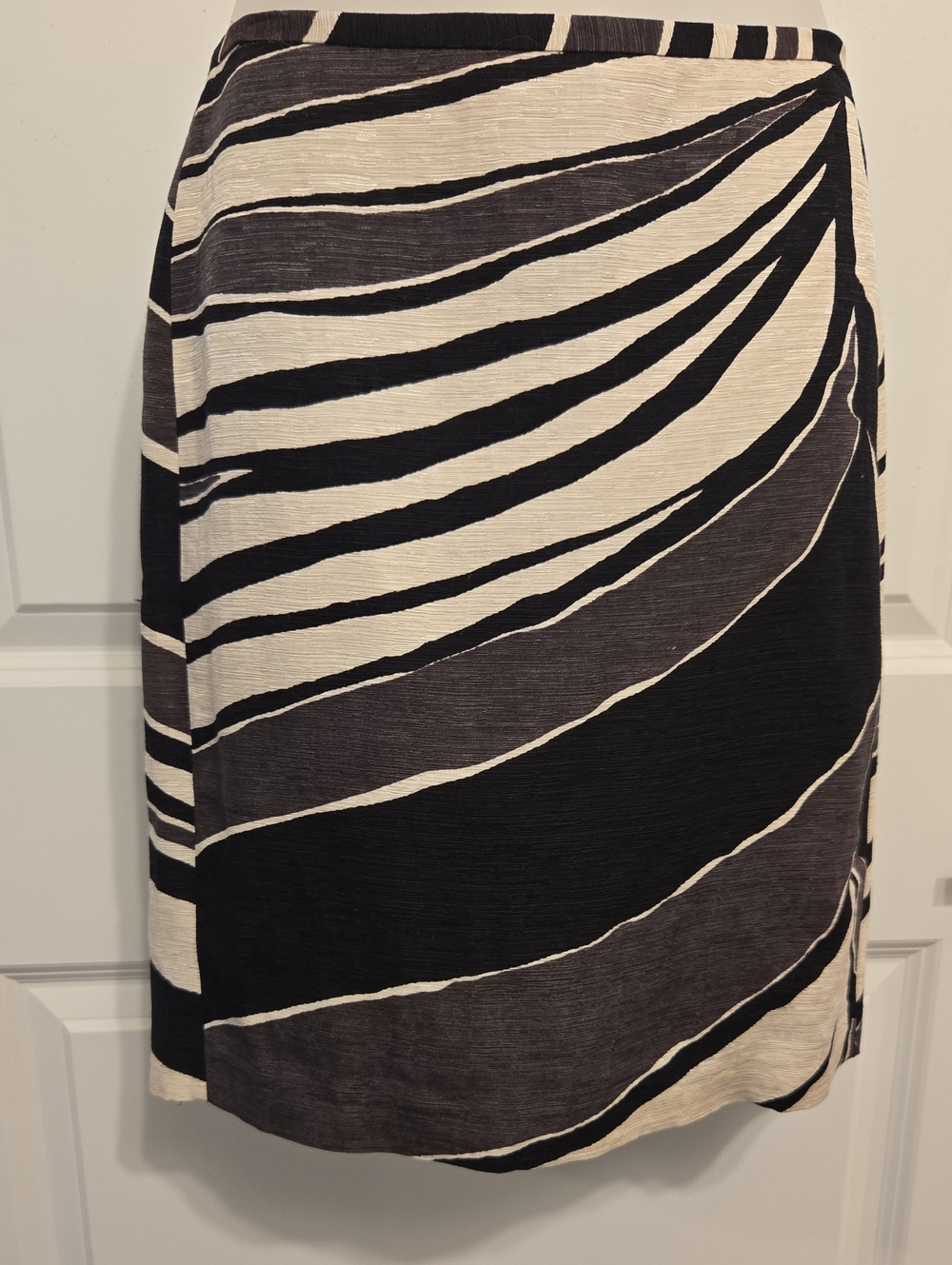 Ann Taylor Black and Cream Swirl-Stripe Pencil Skirt